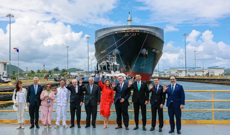 Presidentes visitan las nuevas esclusas del Canal de Panamá  