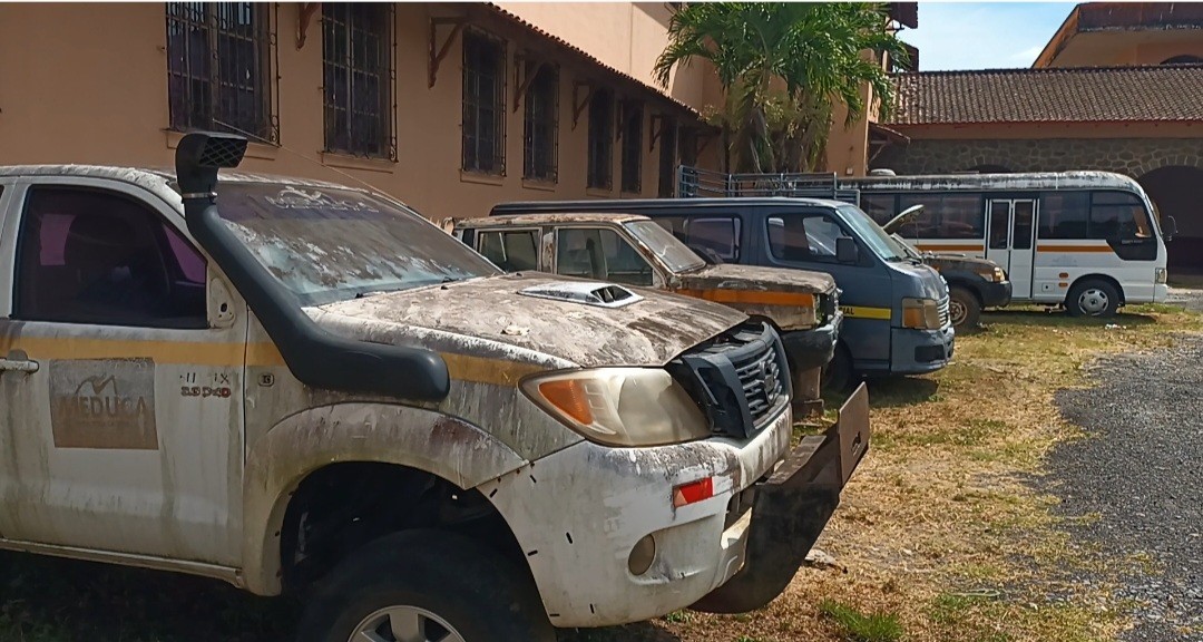 Directora de la Escuela Normal de Santiago solicita retiro de vehículos chatarras por riesgo sanitario 