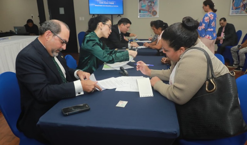 Pagan prima de antigüedad y prestaciones laborales a exfuncionarios del Mides 