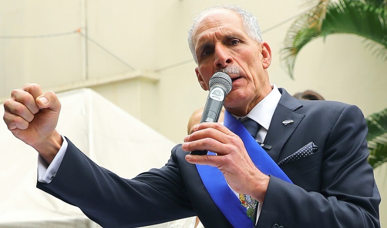 Asfura toma posesión en Honduras con rapidez, sin presidentes pero arropado por sus afines 