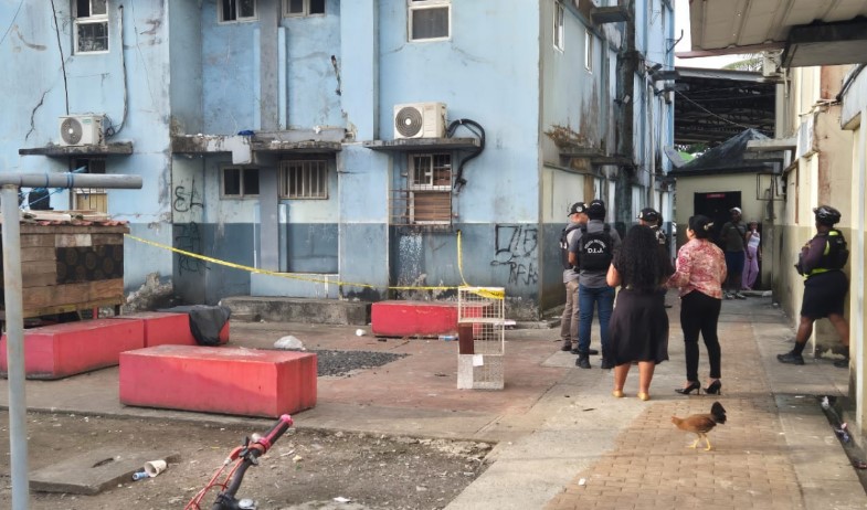 Un muerto y dos heridos deja atentado armado en multifamiliares de Colón 