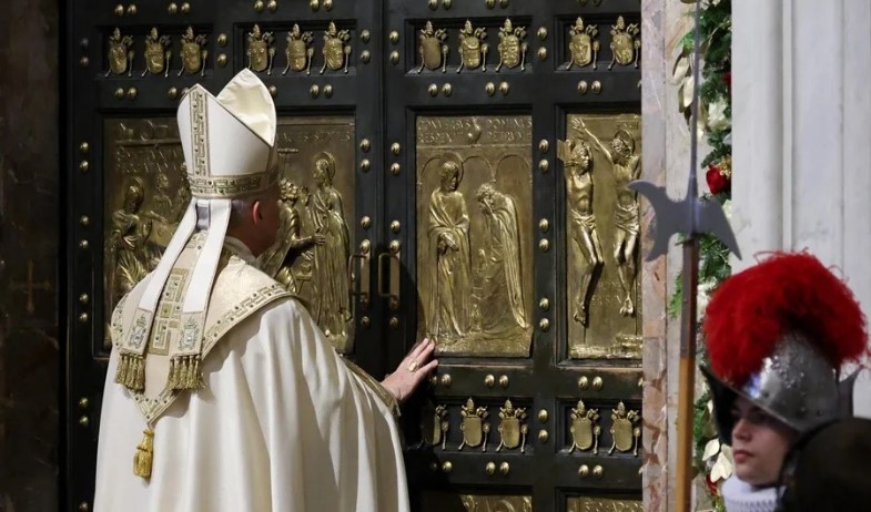 El papa clausura el Jubileo al cerrar la Puerta Santa del Vaticano 