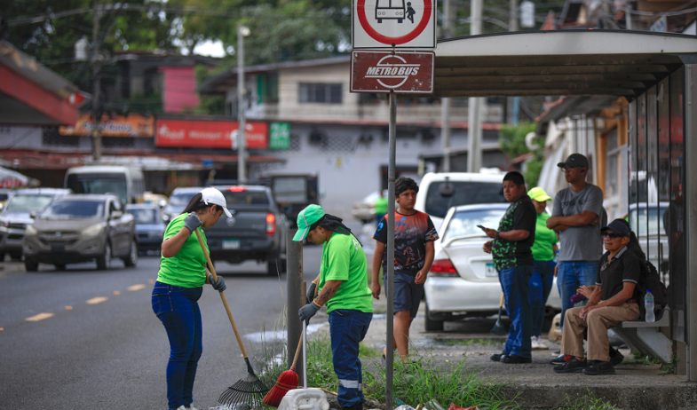 Grilletes por escobas: Mujeres presas limpian un distrito de Panamá colapsado por la basura 