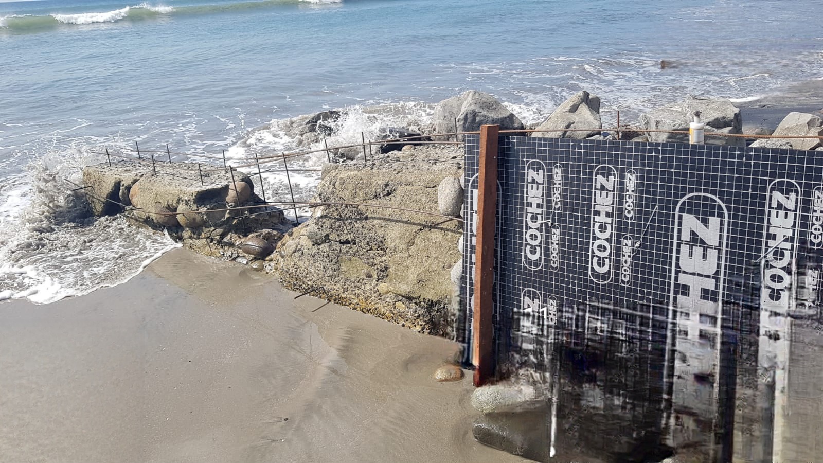 Ordenan suspender construcción de muro en zona de playa 