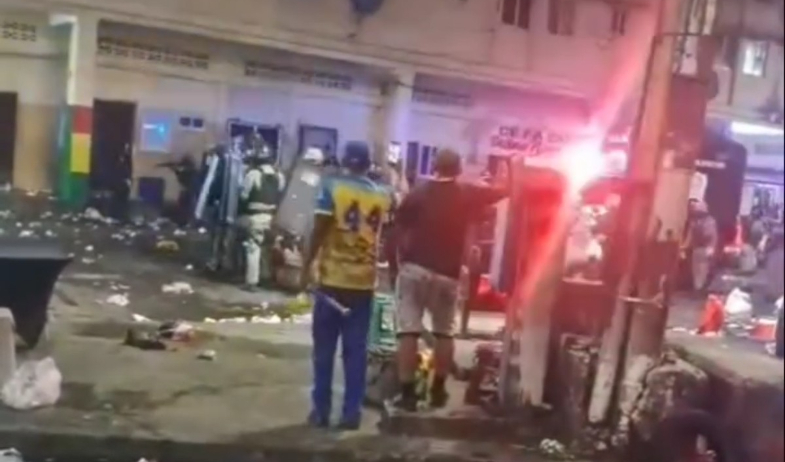 Gases y empujones en plena fiesta tras desalojo de comparsas en Colón 