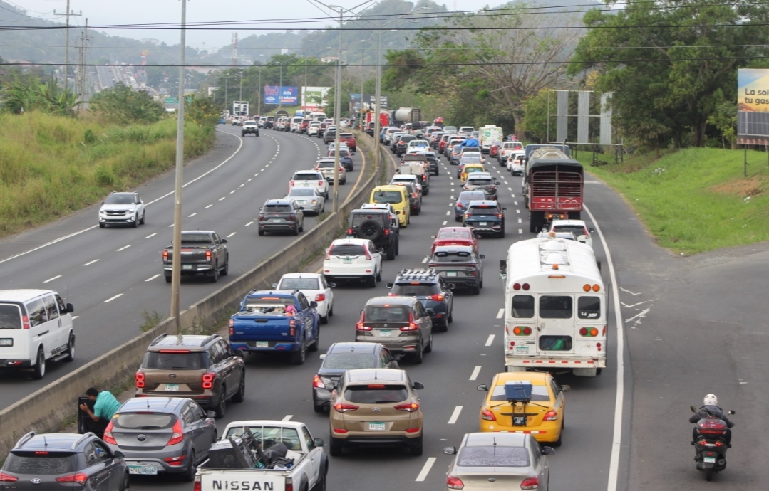 Miles de conductores quedan atrapados en tranque rumbo a los carnavales pese a operativos de la Policía Nacional 