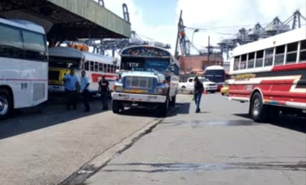 Transportistas paralizan servicio en Colón y exigen mejoras en la terminal de Calle 13  
