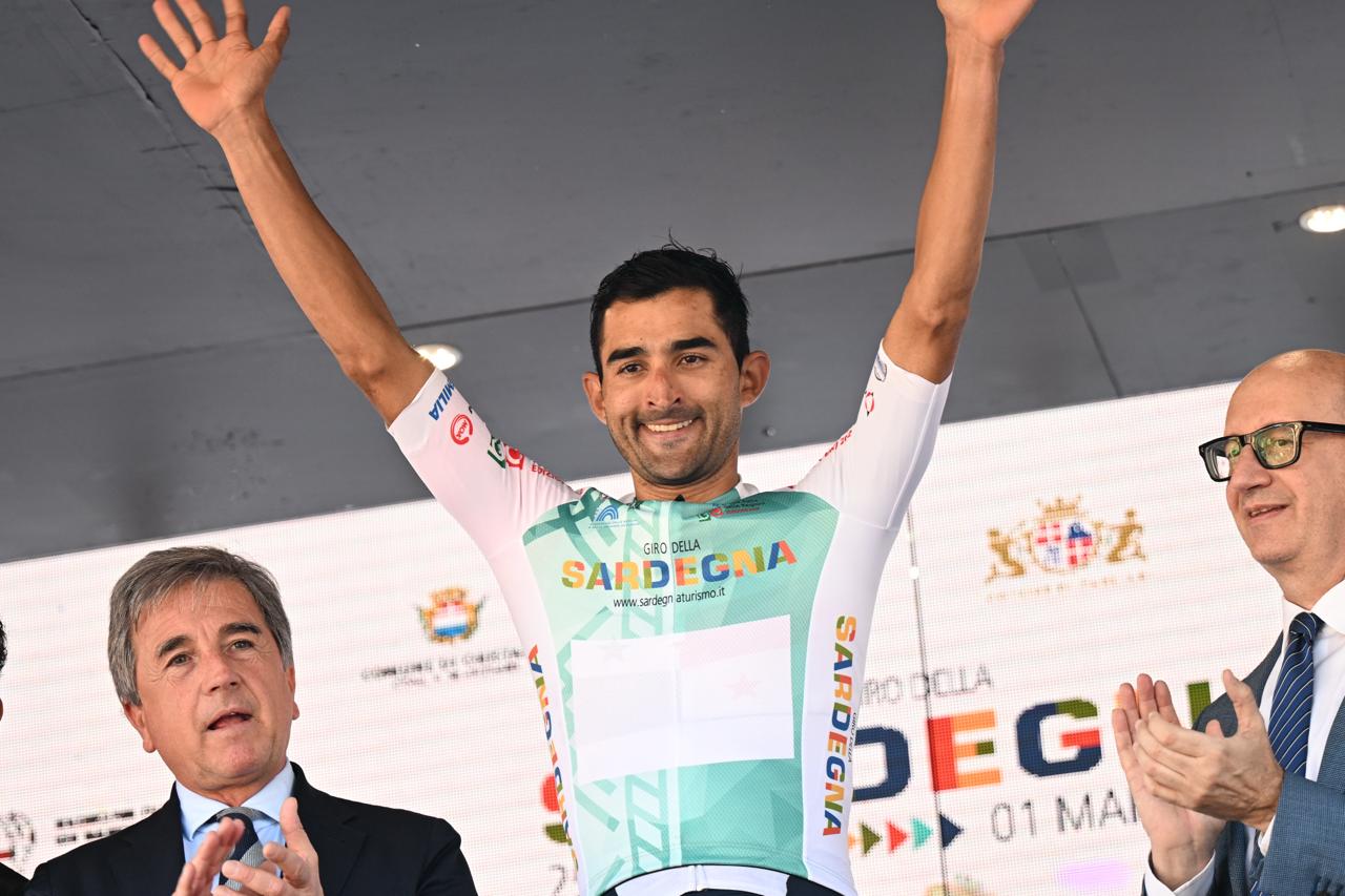 ¡En el Giro di Sardegna! Roberto González se mantiene líder de la montaña en Itali 