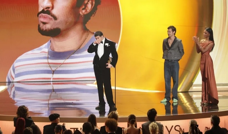 Bad Bunny hace historia en los Grammy en una gala con críticas al ICE 