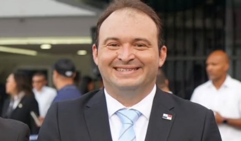 Diputado Carlos Saldaña es desvinculado de la bancada Vamos tras diferencias internas 