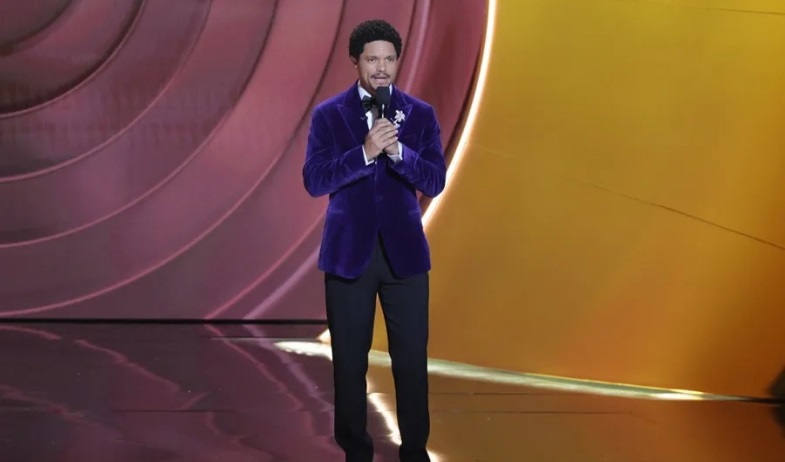 Trump amenaza con denunciar al presentador de los Grammy por decir que estuvo en la isla de Eipstein 