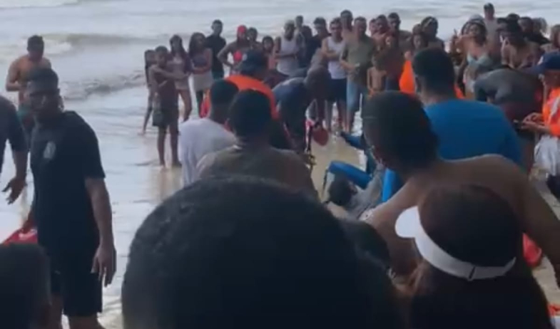 Dos personas resultan afectadas por fuerte oleaje en playa de Colón 