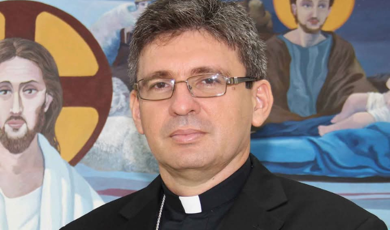 Monseñor Manuel Ochogavía permanece estable y en recuperación tras intervención médica 