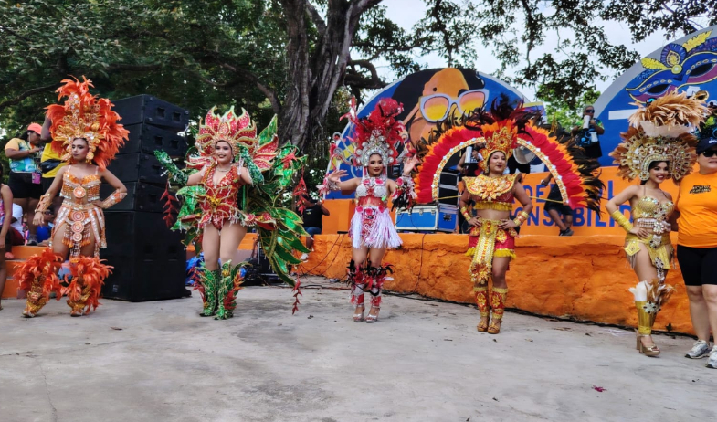Penonomé celebra con éxito su singular desfile de balsas en el Zaratí 