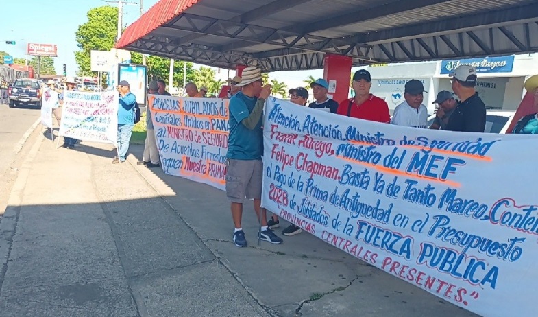 Policías jubilados marchan en Santiago por pago de primas de antigüedad 