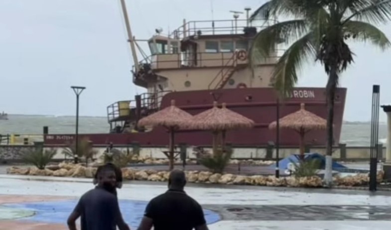 Dos barcos encallan en Colón por fuertes condiciones climáticas  