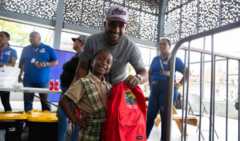 ¡Con todo y útiles! Así apoyan a estudiantes colonenses en este inicio de clases 