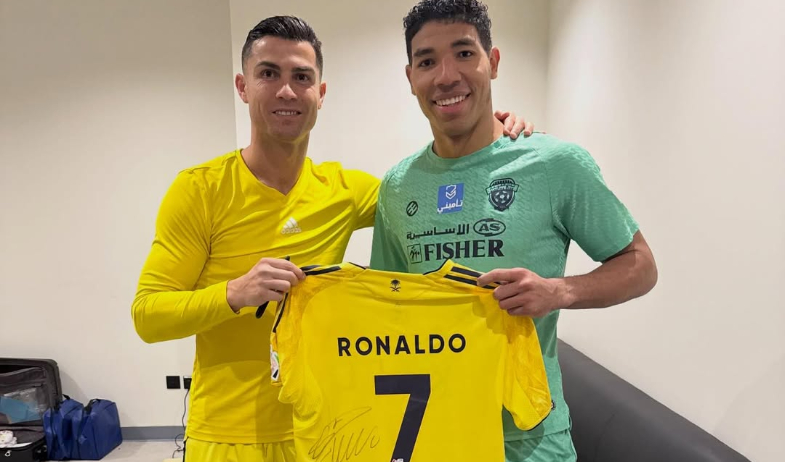 Orlando Mosquera posa y sonríe junto a Cristiano Ronaldo 