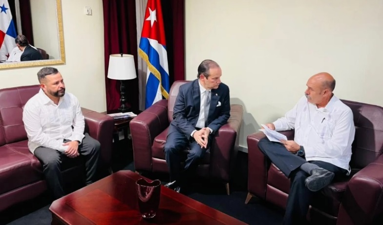 El canciller Javier Martínez-Acha visitará a los diez panameños arrestados en Cuba 