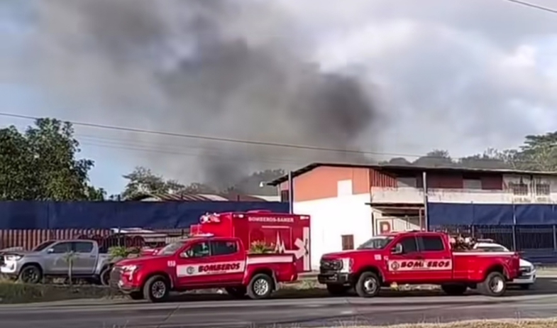 Incendio en depósito de muebles moviliza a bomberos en Villa Grecia 