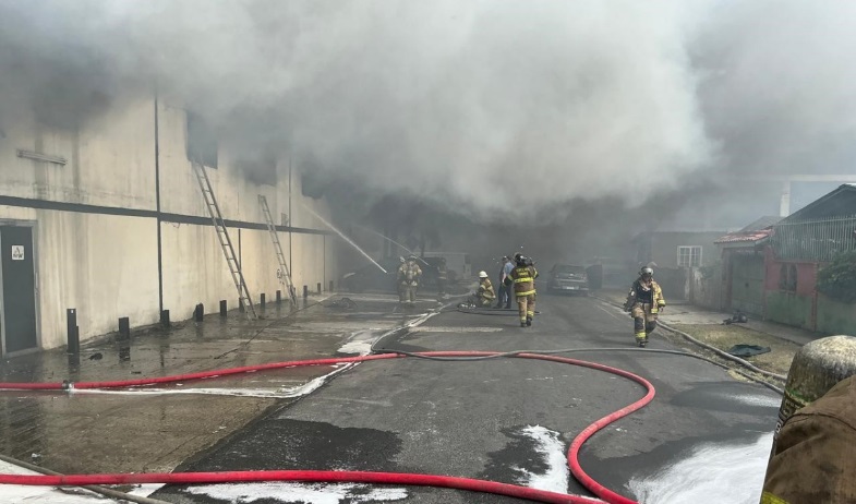 Incendio en galera de Río Abajo moviliza a más de 50 bomberos 
