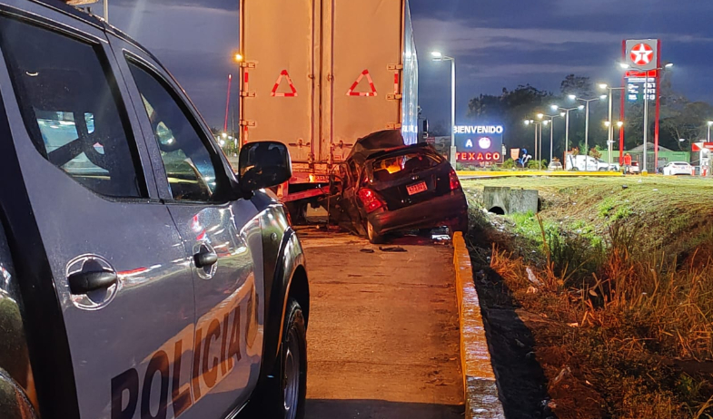 Muere conductor tras chocar contra camión articulado en autopista Arraiján-La Chorrera 