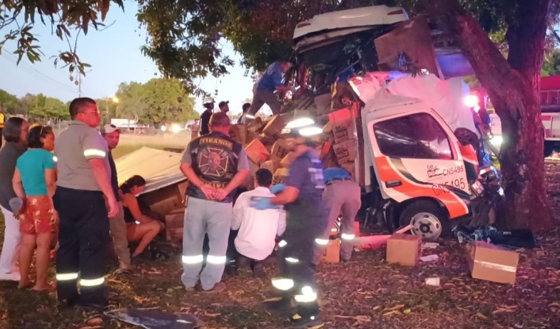 Un fallecido y varios heridos deja colisión entre bus y camión en la vía Interamericana 