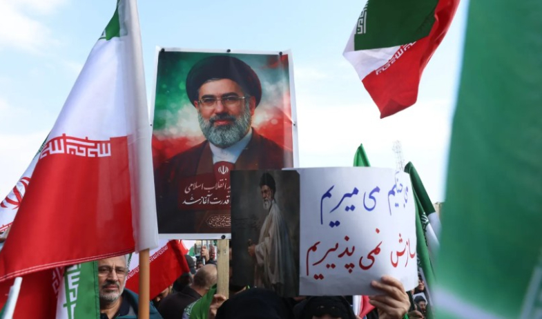 Miles de iraníes se echan a a la calles para declarar su lealtad a Mojtaba Jameneí 