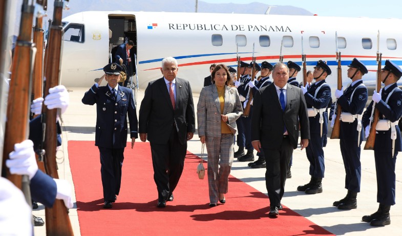Mulino llega a Chile, sostendrá reunión bilateral con presidente electo 