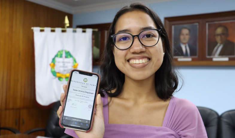 Universidad de Panamá entrega primer diploma digital a licenciada en Farmacia 