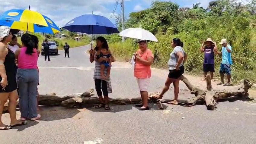 Residentes de Villa Unida cierran vía por falta de agua 