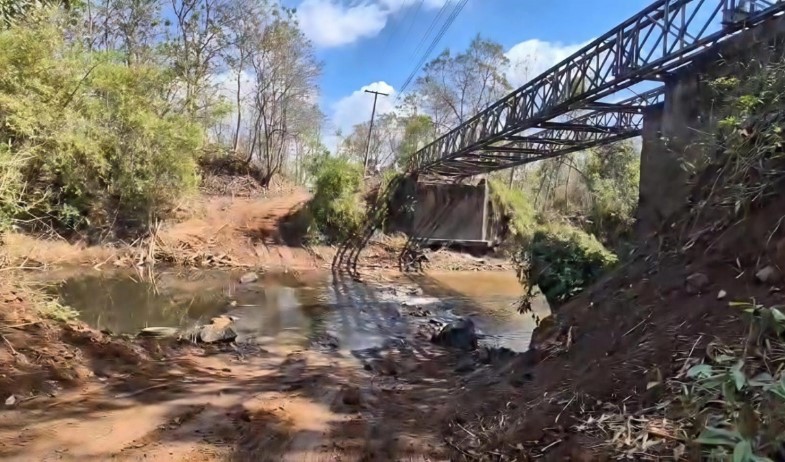 Moradores exigen celeridad en trabajos tras colapso de puente 