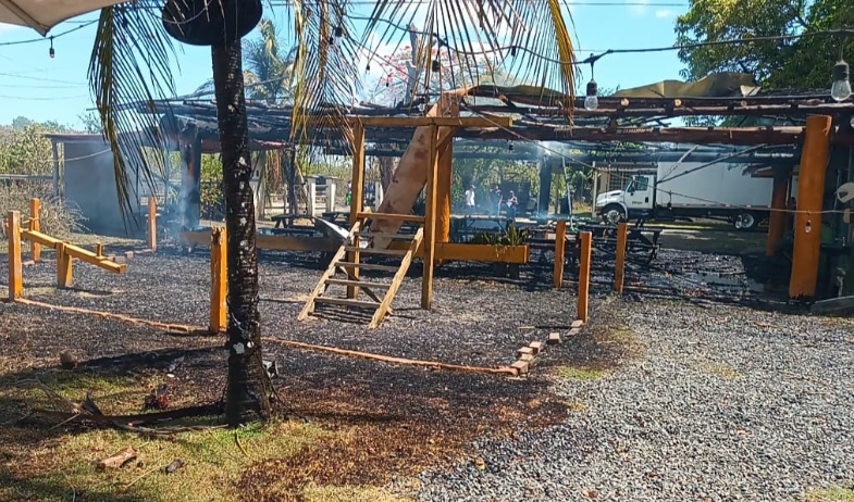 Incendio destruye restaurante a orillas de la vía Interamericana en Santiago 