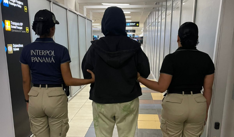 Interpol Panamá aprehende en Tocumen a sospechosa de homicidio requerida por EE.UU. 