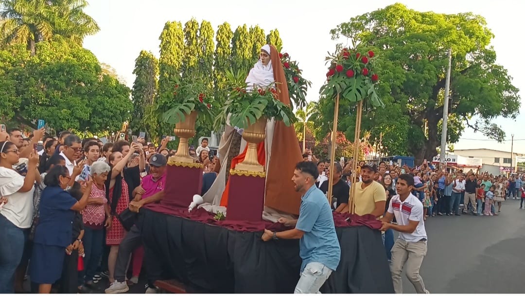 La carrera de los santos fortalece la fe católica en Santiago durante el Domingo de Resurrección. 