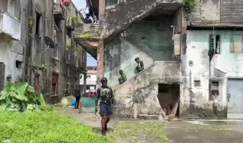Intentan robar arma a guardia de seguridad durante forcejeo en la ciudad de Colón 