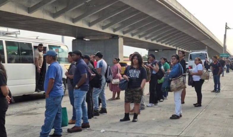 Crisis del transporte en La Chorrera deja a pasajeros esprando por horas 