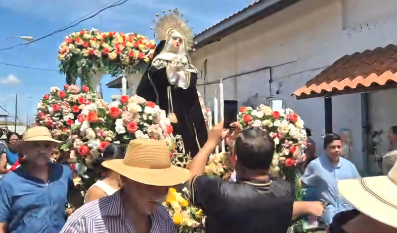 'Carrera de los santos': tradición que llena de color los pueblos de Azuero 