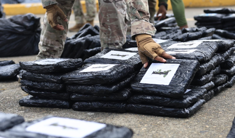 Tres detenidos tras decomisar 1.048 paquetes de droga en el Pacífico panameño 