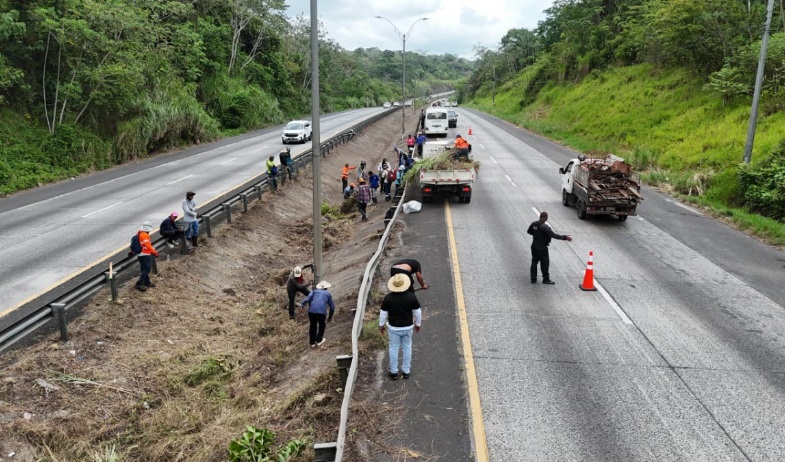 100 personas en limpieza de vía Centenario 