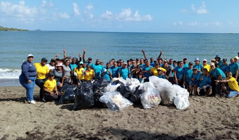 Reitran 70 libras de desechos en jornada de limpieza de playa en Nombre de Dios 