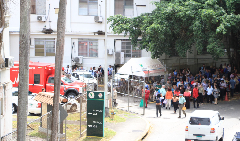 Bomberos verifican posible fuga de gas en instalación del Ministerio de Salud 