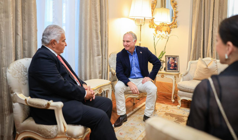 Autor de 'El Código da Vinci' visita Panamá y se reúne con el presidente Mulino 