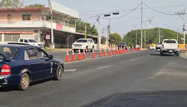 Falta de semáforo en vía principal pone en riesgo a peatones en Los Santos 