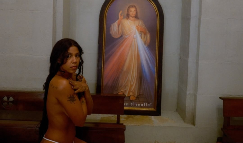 Tokischa comparte fotos topless en iglesia durante Semana Santa y habla de su relación con Dios 