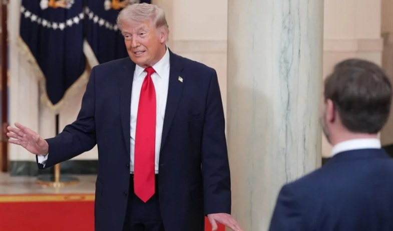 Trump insiste con desatar 'el infierno' en Irán el martes si no reabre 'el puto estrecho' 