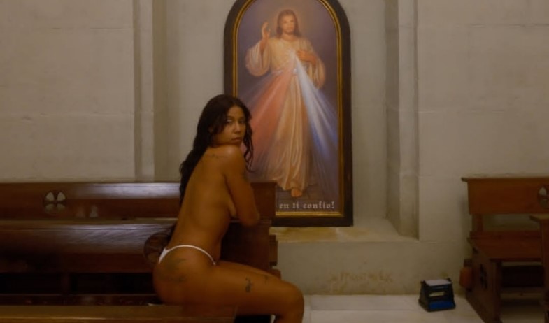 Exigen retirar el vídeo de la rapera dominicana Tokischa semidesnuda en un templo español 