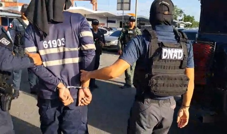 16 personas aprehendidas por contaminación de contenedores 