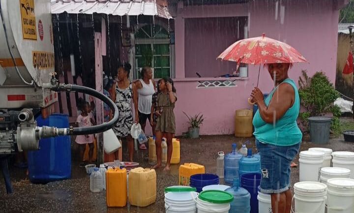 Envían camiones cisterna a Nombre de Dios tras escasez de agua 