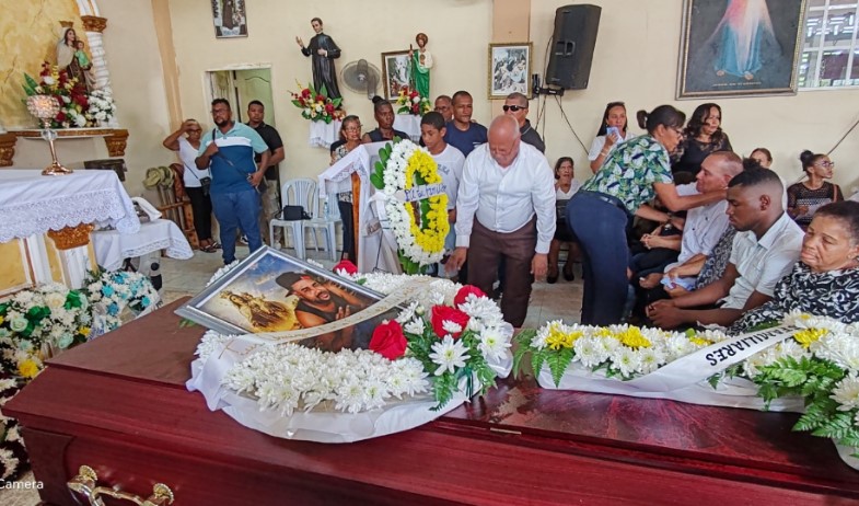 Familiares despiden a Denis Ponce mientras continúa la búsqueda del capitán desaparecido 